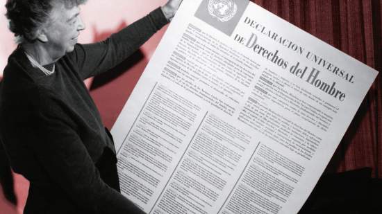 Eleanor Roosevelt con la Declaración de Derechos del Hombre