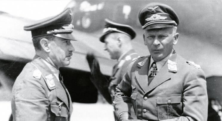 Los generales de Aviación Alexander Löhr y Freiherr Wolfram von Richthofen