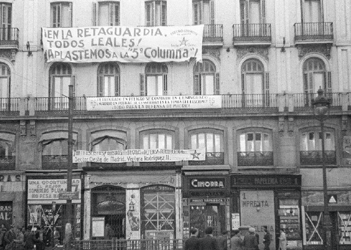 Fachada en la Puerta del Sol con pancartas alusivas a la Quinta Columna