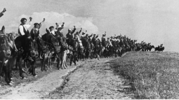Un comité de campesinos extremeños saluda a los milicianos que salen para unirse a las fuerzas de Madrid.