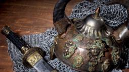 Armadura, casco y espada de los bárbaros