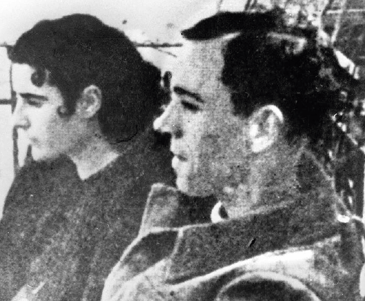 Miguel Hernández con su esposa Josefina Manresa en Jaén, en el verano de 1937
