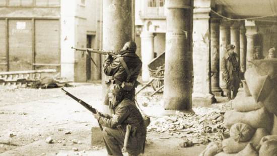 Soldados republicanos combatiendo en Teruel