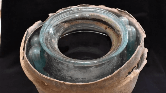 La bebida de 2000 años de antigüedad fue encontrada en una urna funeraria mezclada con restos humanos cremados.
