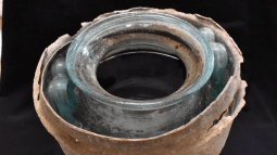 La bebida de 2000 años de antigüedad fue encontrada en una urna funeraria mezclada con restos humanos cremados.