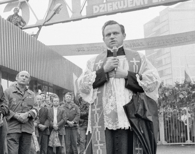 Un sacerdote oficia una misa para los obreros huelguistas en Polonia