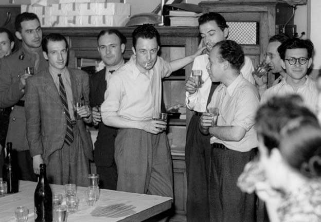 Albert Camus con los miembros de la redacción del Combat