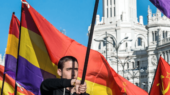 Joven con la bandera republicana