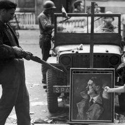 Dos parisinos “amenazan” a un retrato de Hitler