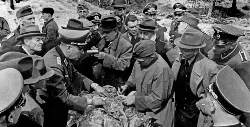 Alemanes descubren las fosas de Katyn donde Stalin sepultó a 22.000 polacos
