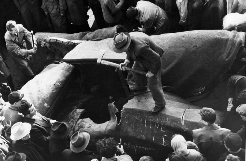 Destrucción de una estatua de Stalin en Budapest