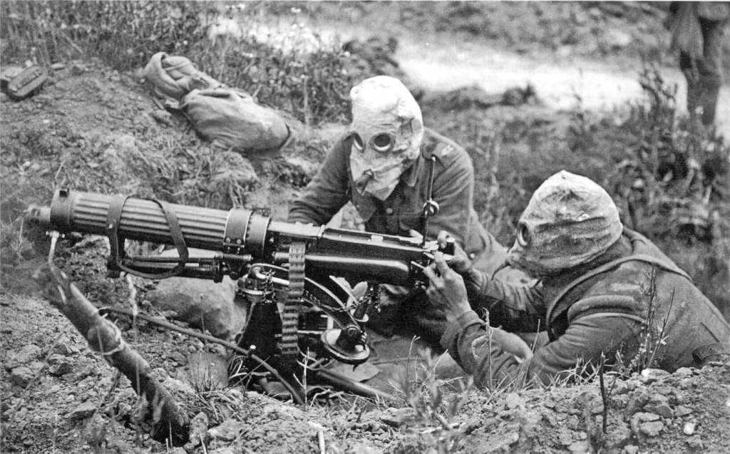 Soldados de la Primer Guerra Mundial disparando metralla.