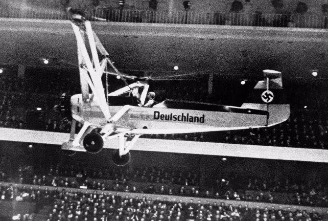 Primer vuelo bajo techo en la Deutschlandhalle de Berlín