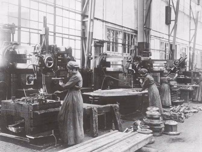 Mujeres trabajan en la producción de munición de la empresa Krupp en 1916