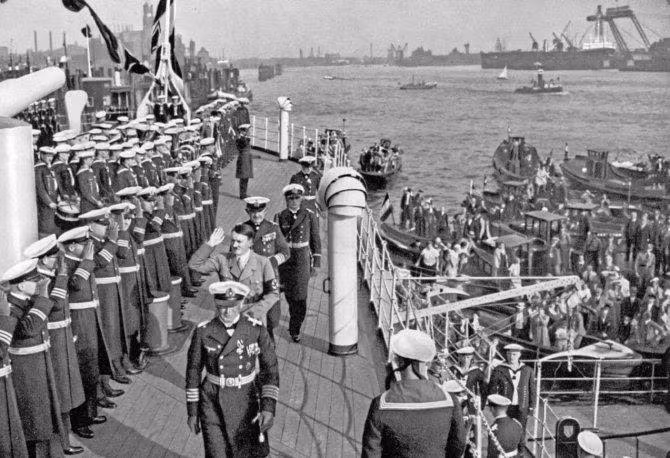 Hitler revisa el SMS Schleswig-Holstein en Hamburgo en 1936