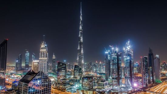 El paisaje urbano de Dubái de noche destaca por su iluminación