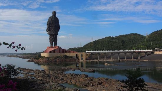 La colosal estatua se recorta en el horizonte