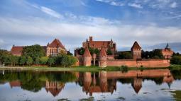 Malbork reflejado en las aguas