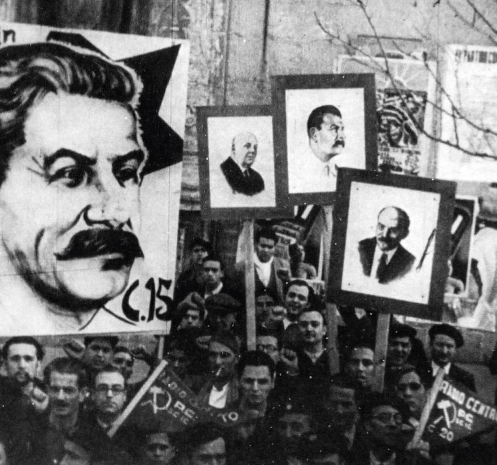 Pancartas de Lenin y Stalin durante una manifestación