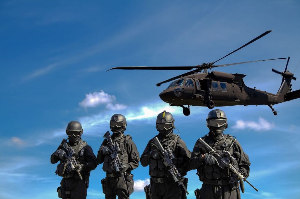 Policía y helicóptero