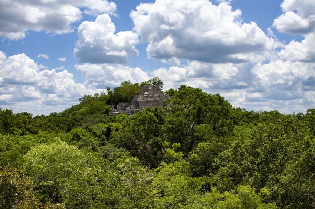 Estructura monumental maya