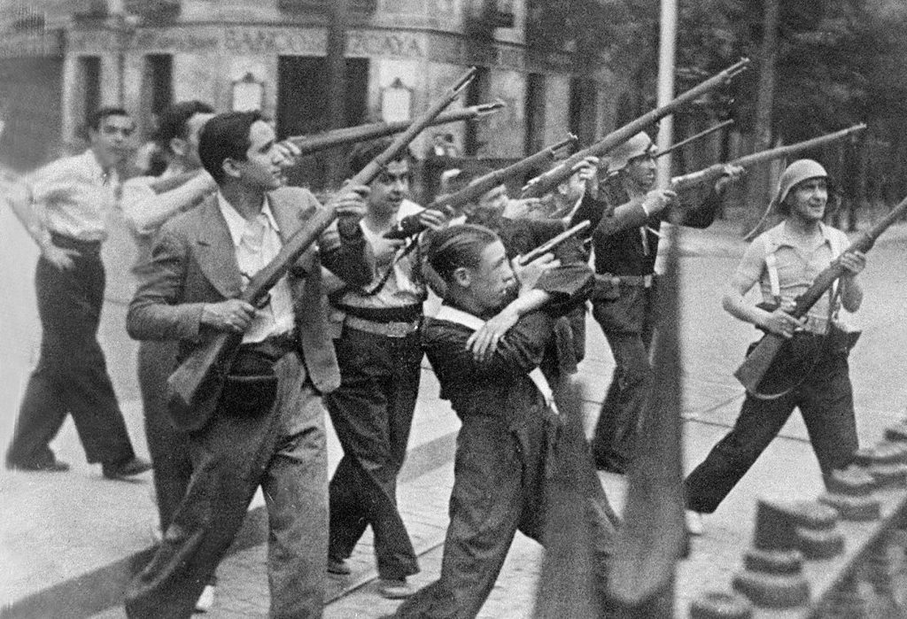 Ciudadanos de Madrid con armas entregadas por el Gobierno