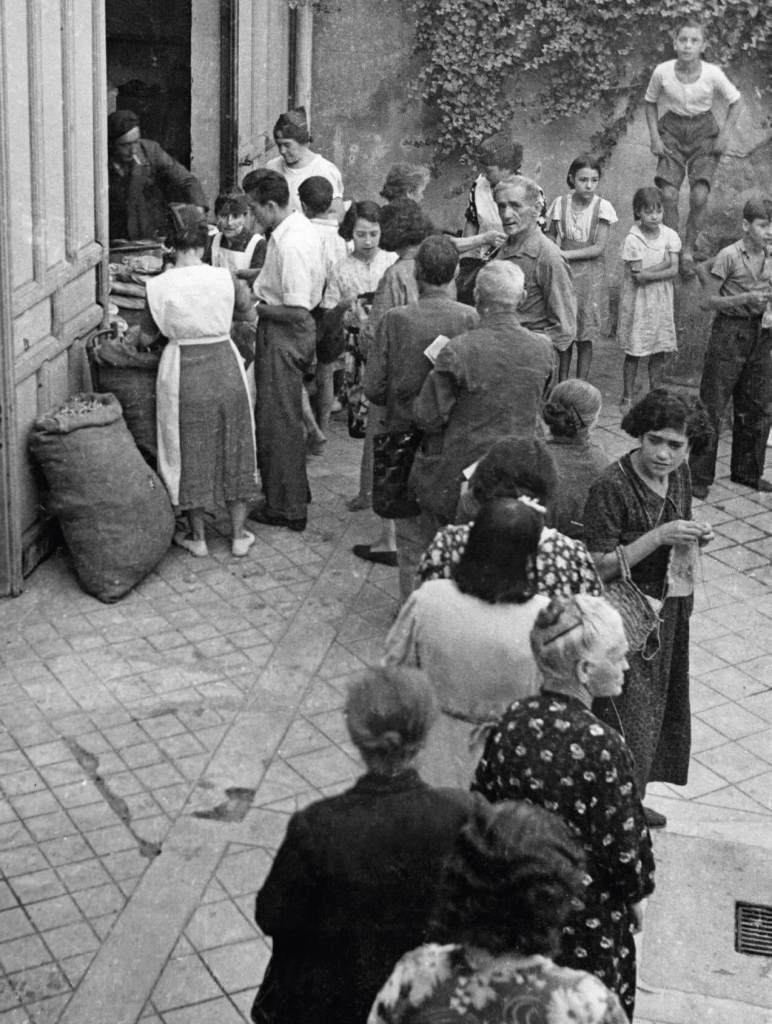Cola para comprar alimentos en 1936