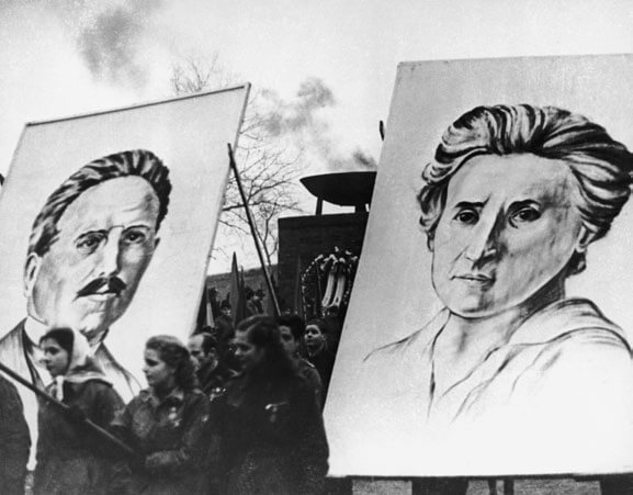 Homenaje a Karl Liebknecht y Rosa Luxemburgo en 1953