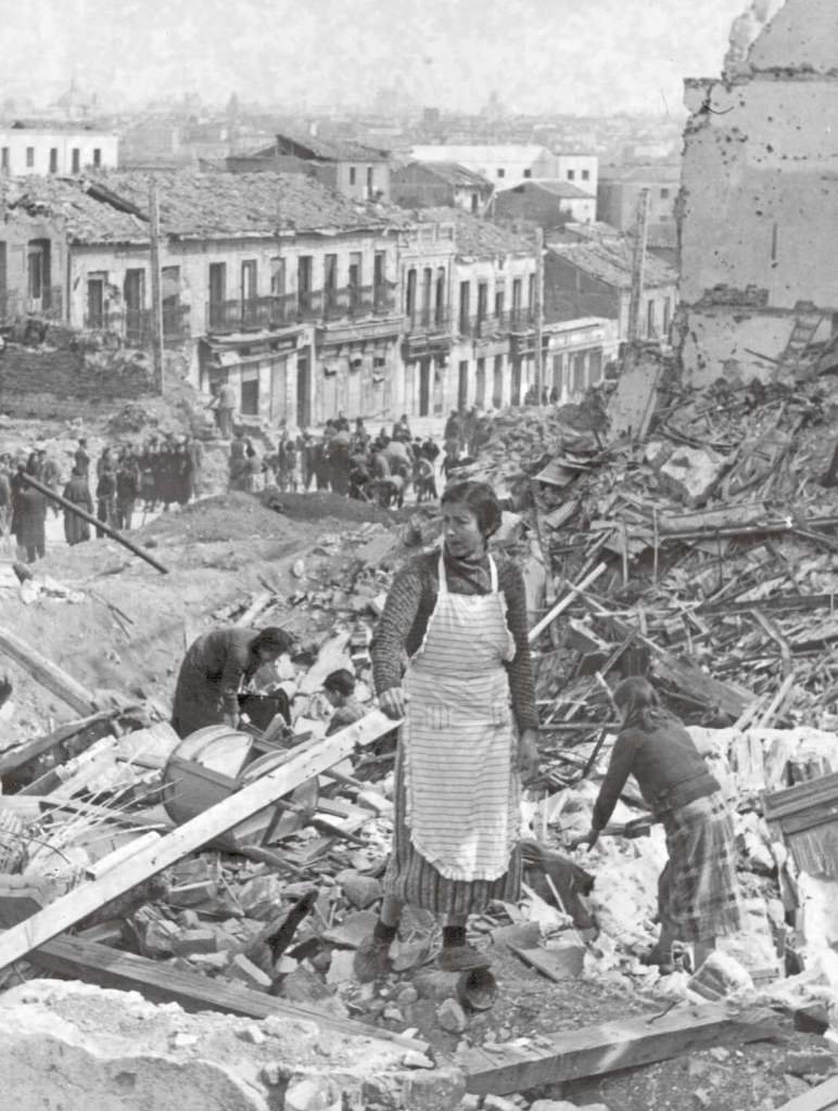 Mujeres y niños rebuscan en los escombros tras un bombardeo en Madrid
