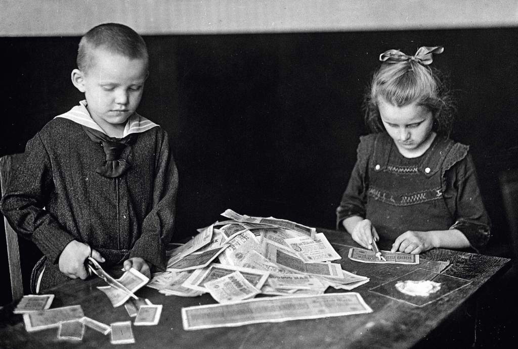 Niños alemanes recortan y juegan con billetes en 1922