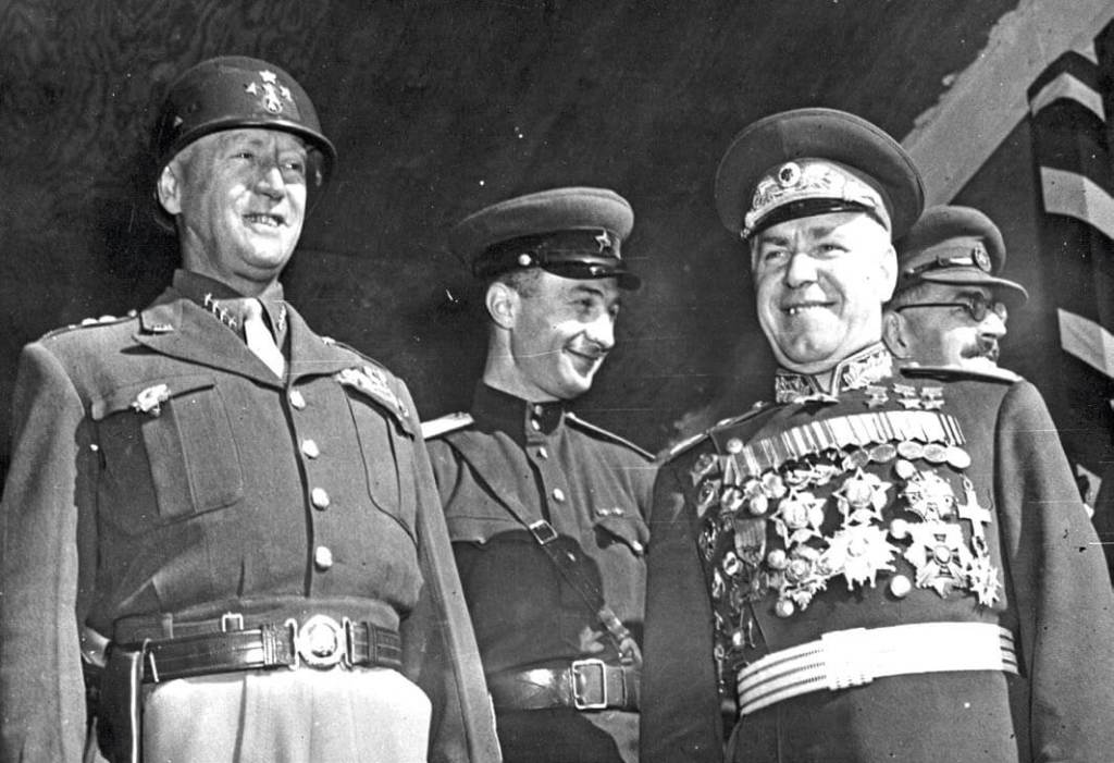 Patton y Zhúkov celebrando la victoria aliada en Berlín
