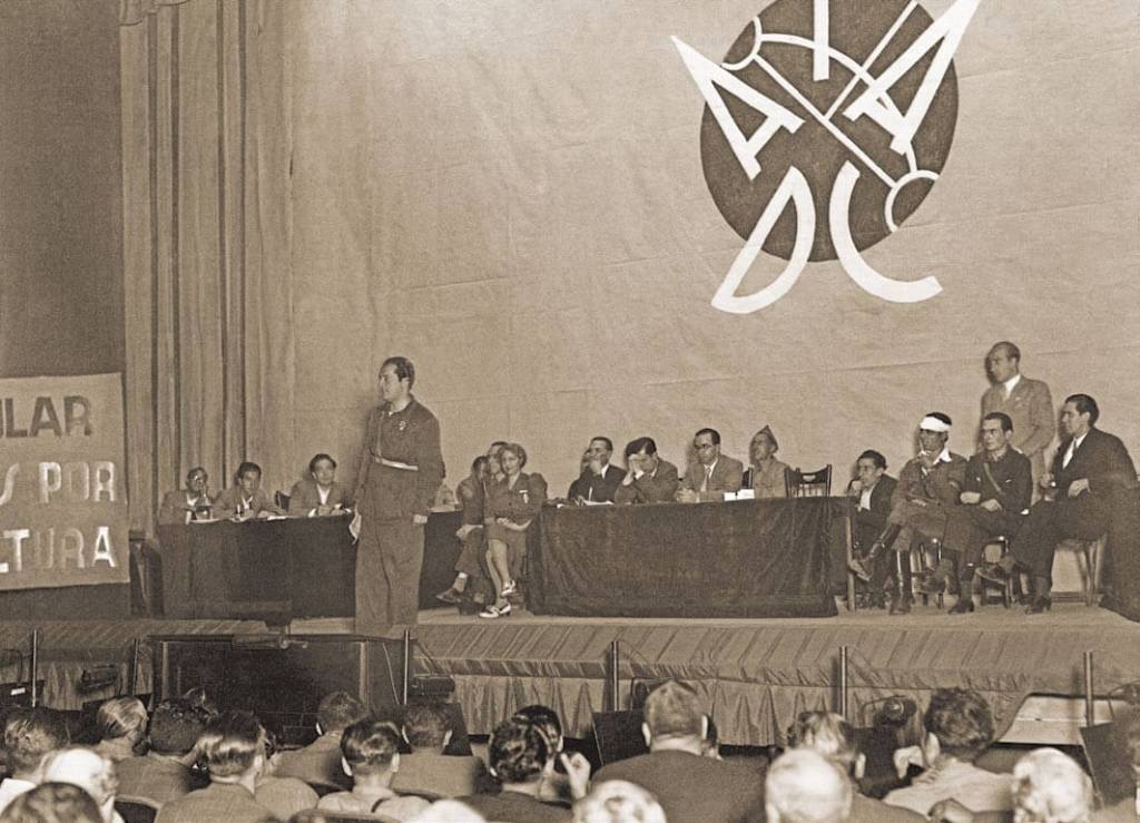 Rafael Alberti durante un mitin organizado por la Alianza de Intelectuales Antifascistas