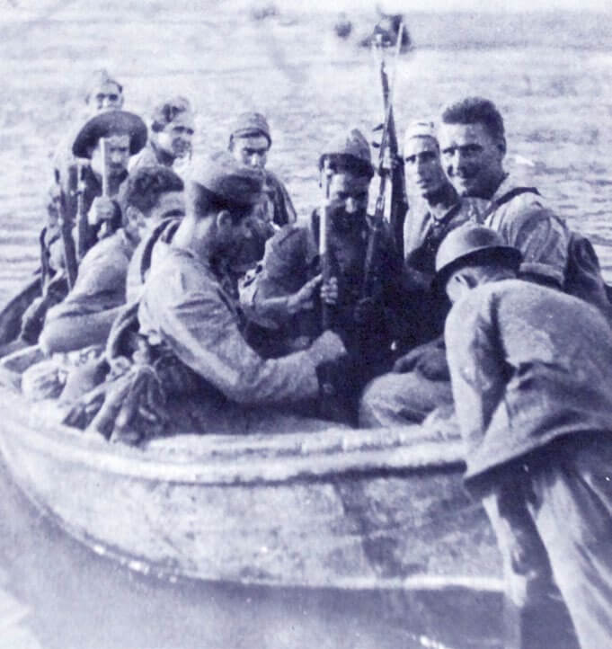 Soldados republicanos cruzando el Ebro