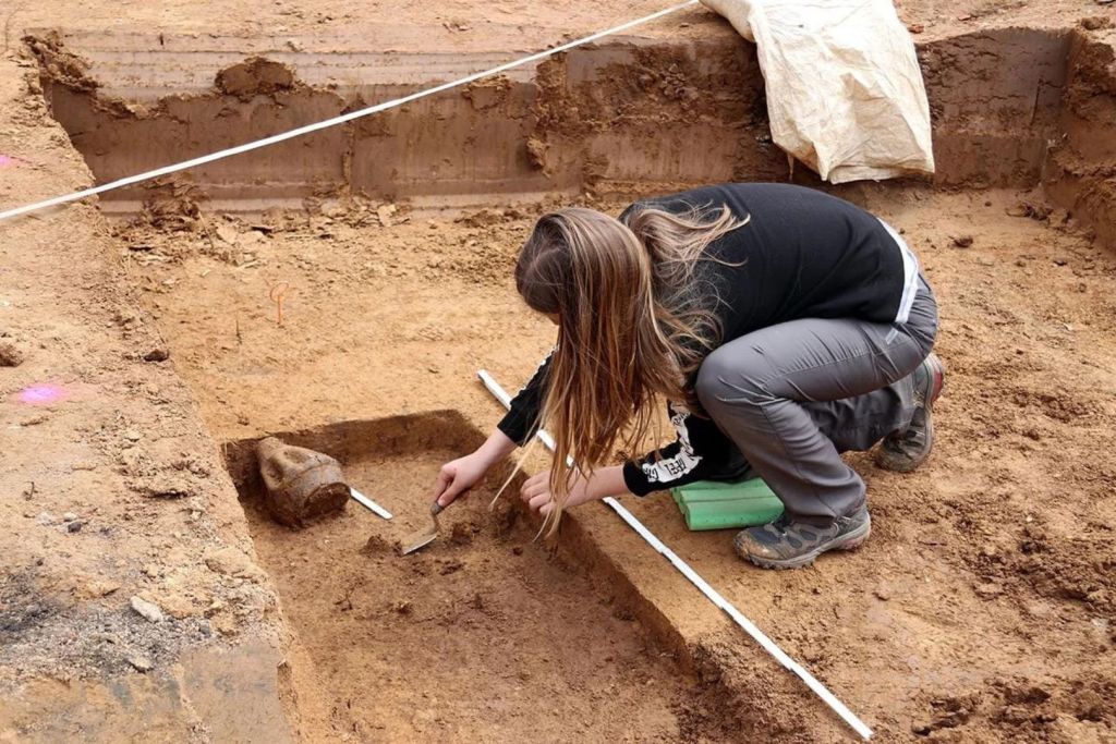 Una arqueóloga desentierra el área donde se encontró el amuleto