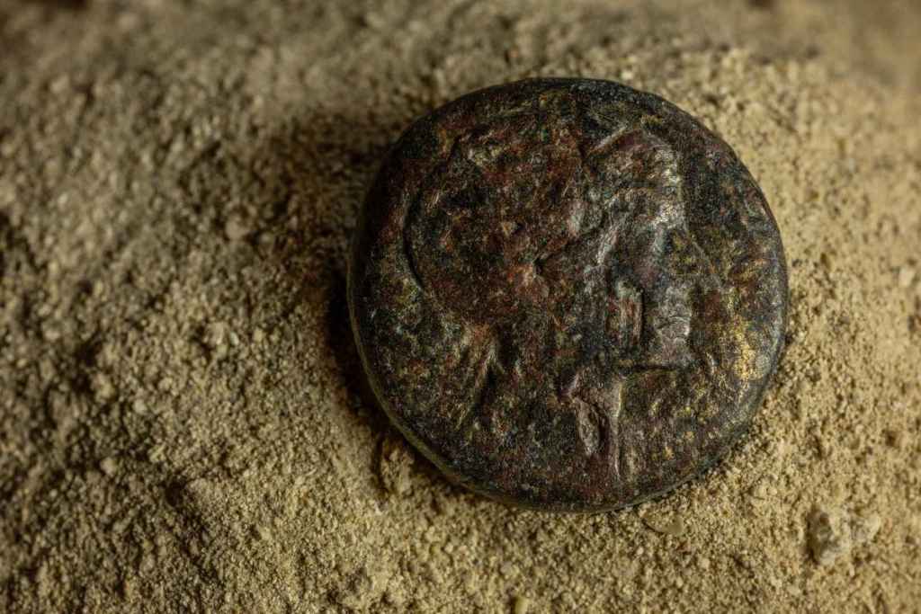 Monedas antiguas con la supuesta imagen de Cleopatra VII, halladas en el depósito ceremonial
