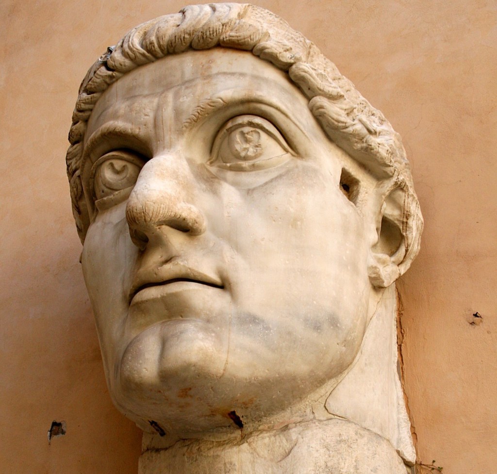 Cabeza marmórea que representa al emperador romano Constantino