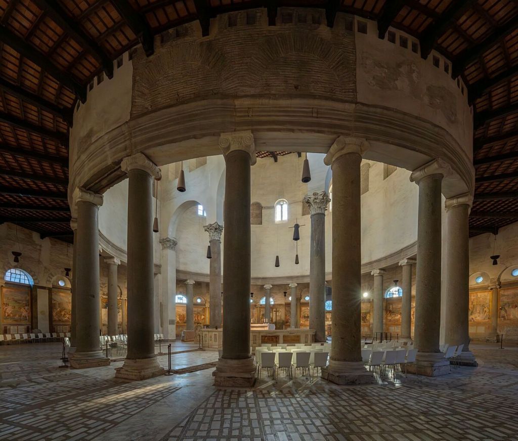 Interior columnado de la iglesia de Santo Stefano Rotondo en Roma