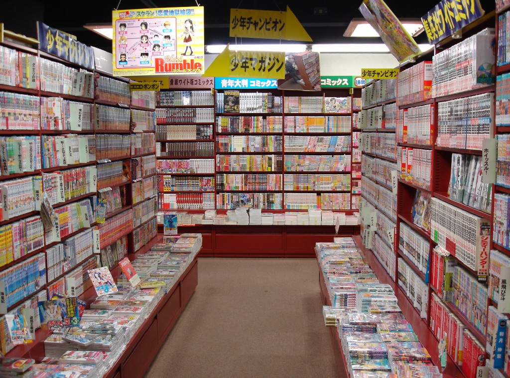 Estanterías repletas de mangas en una librería de Japón