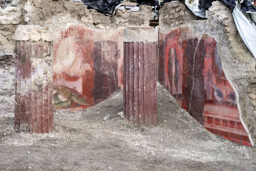 Restos de columnas pintadas y frescos con motivos animales y arquitectónicos, Pompeya, Regio IX