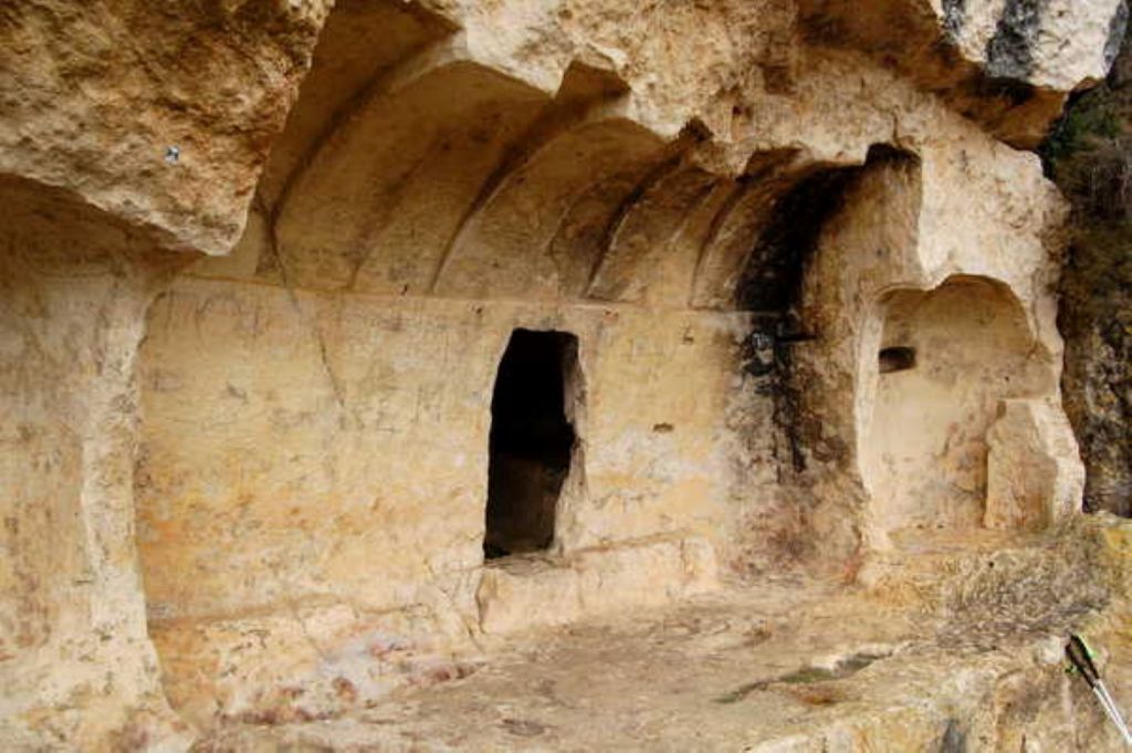 Cueva rupestre en Las Gobas, Burgos