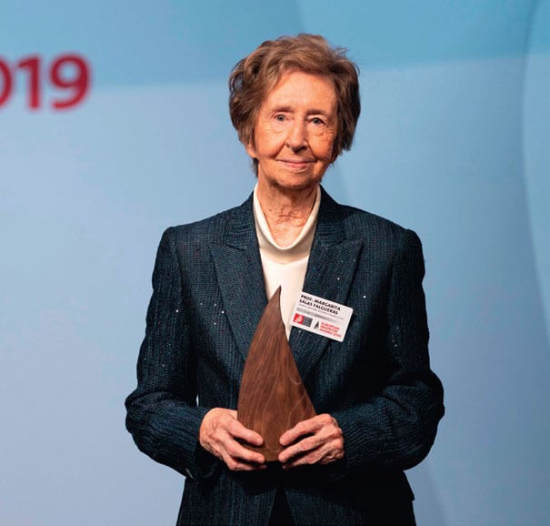 Margarita Salas recibiendo el European Inventor Award 2019