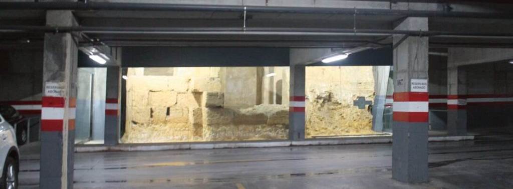 Tumba romana de Carmona vistas a través de un parking