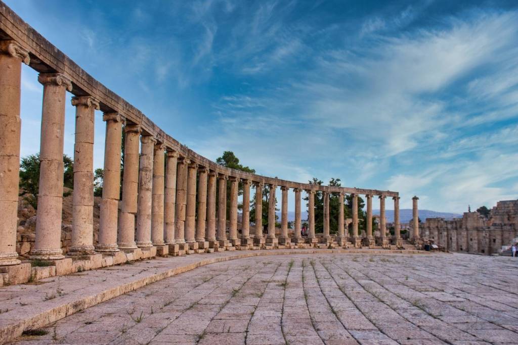 El Foro Oval de Jerash y el Cardo Maximus, corazón de la antigua ciudad romana
