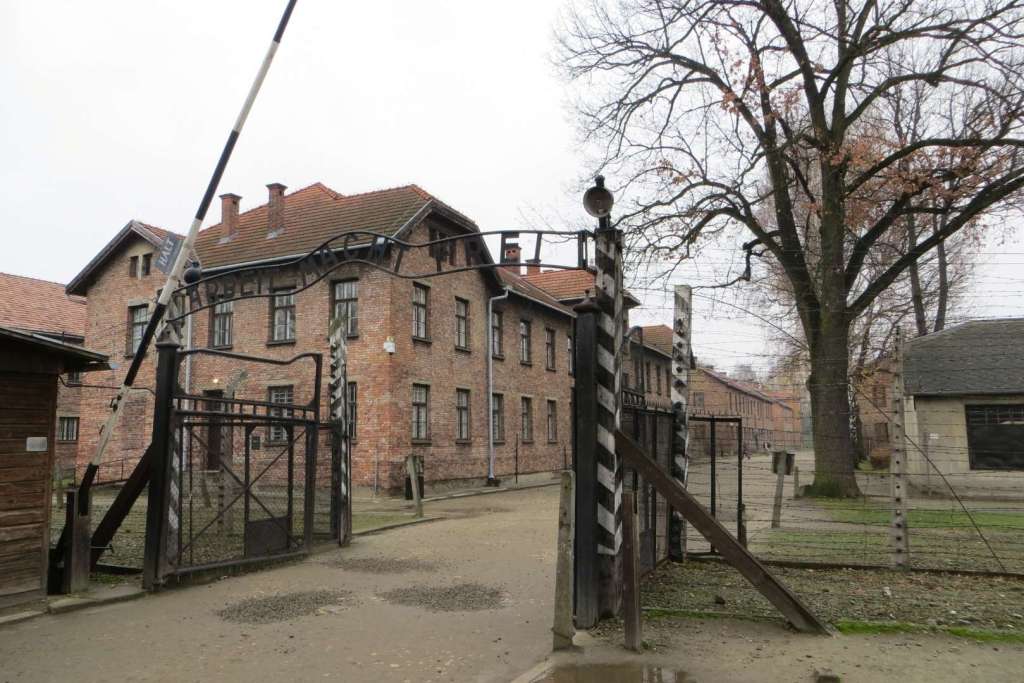 Auschwitz, que inicialmente había sido utilizado por los alemanes como lugar de detención para prisioneros de guerra polacos, se transformó posteriormente en un campo de trabajos forzados