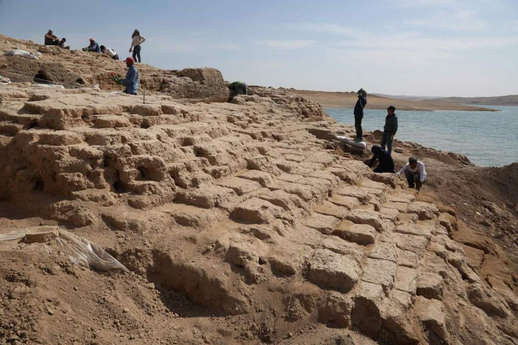 Una muralla de terraza reforzaba el lado occidental del palacio de Kemune