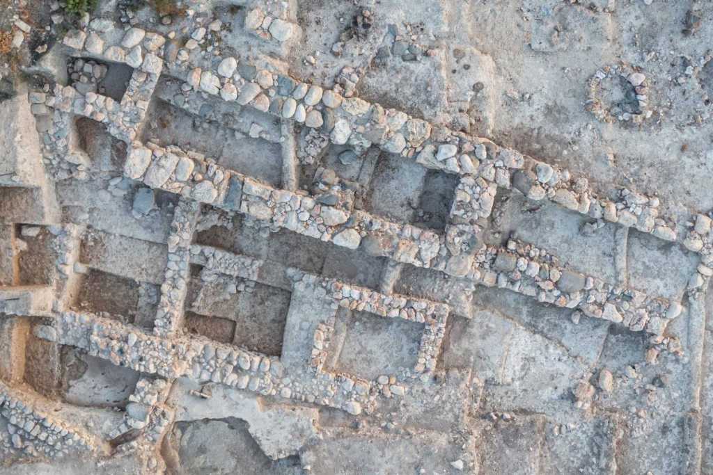 Una fortificación de la Edad del Hierro junto a una estructura del periodo mameluco, donde la inscripción fue reutilizada como parte de su construcción