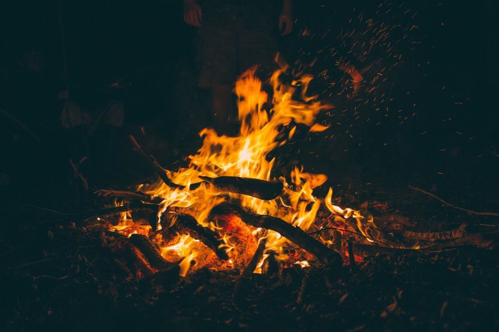 Fuego de una hoguera al aire libre