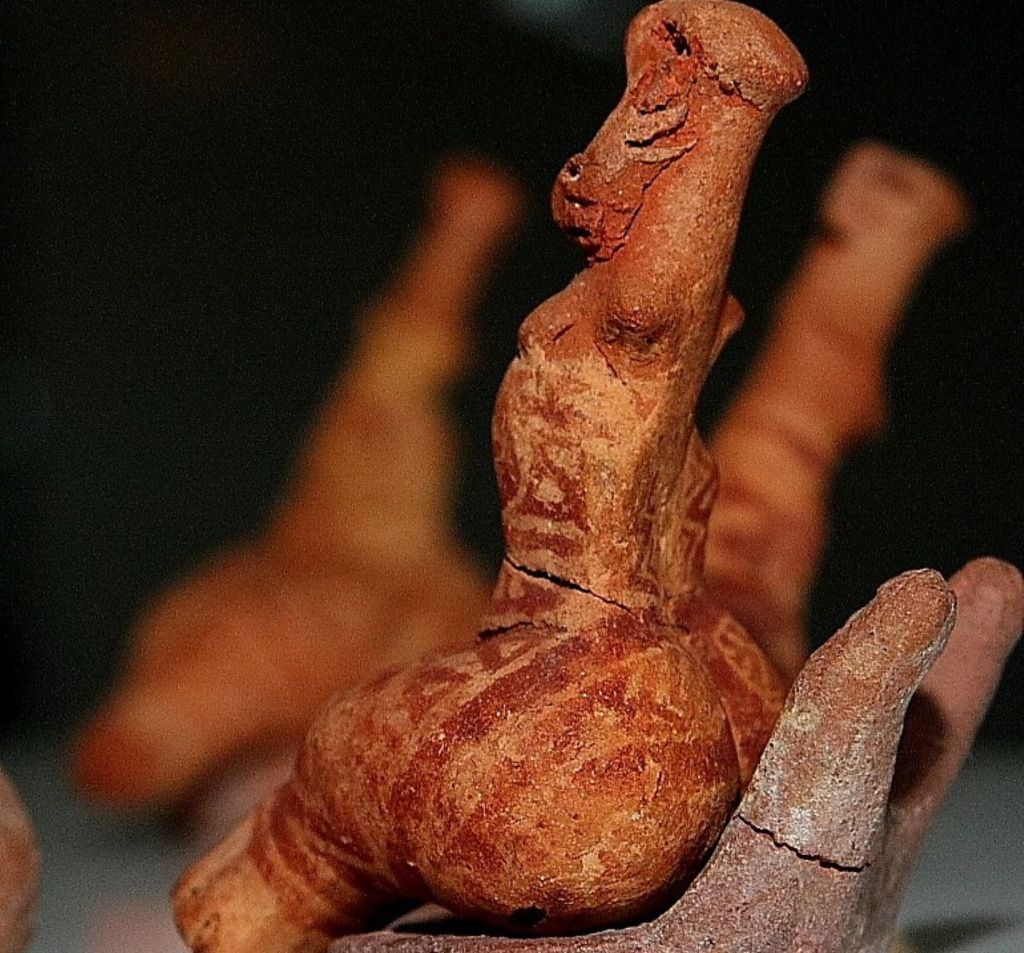 Figurilla cerámica neolítica con posibles marcas de tatuaje