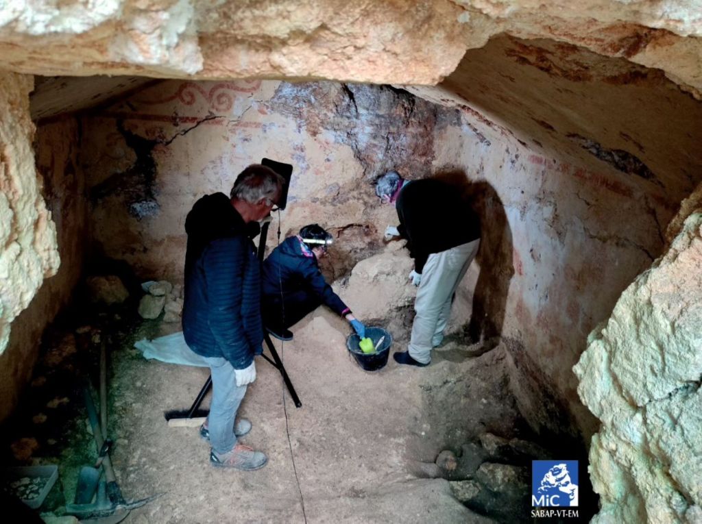 Trabajos de estudio y restauración en una tumba etrusca de Monterozzi