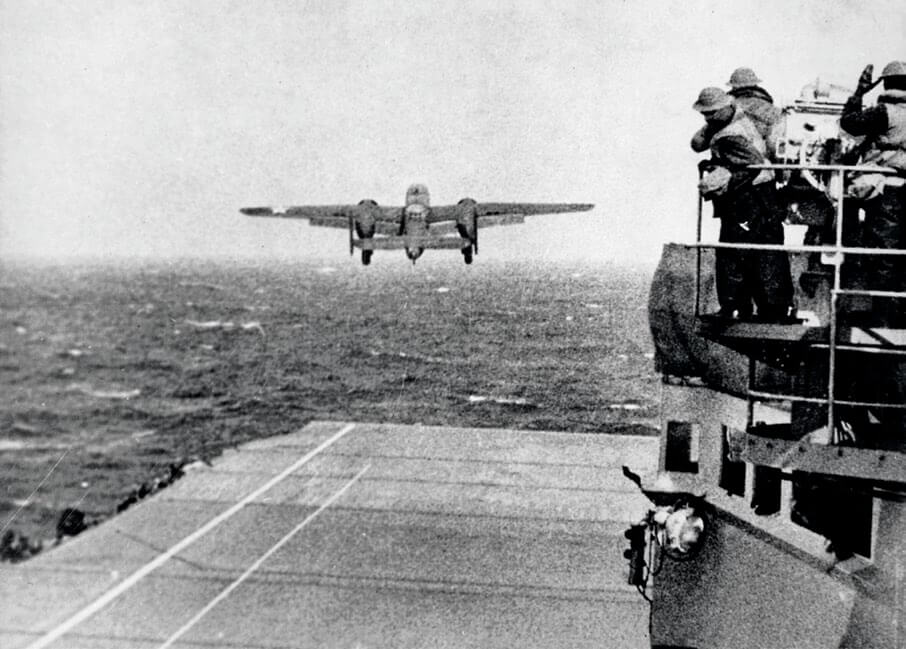 B-25 Mitchell despega del USS Hornet en la operación Doolittle
